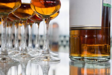 Yüksek bir bacak üzerinde markalı bardaklarda sevgili Scotch viski. Yeni viski tanıtımı