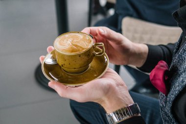 Bir fincan kahve bir işadamı bir toplantıda elinde. İş Merkezi