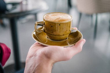 Bir fincan kahve bir işadamı bir toplantıda elinde. İş Merkezi