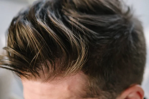 Stylowe Męskie Fryzury Zbliżenie Brązowy Starannie Urządzone Fryzjera — Zdjęcie stockowe