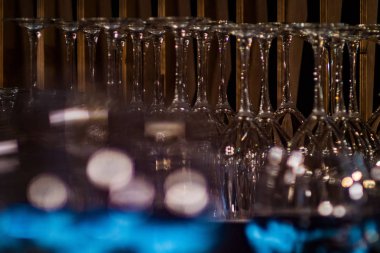 Cam şarap restoranda gözlük. Birden çok satır boş şarap gözlük. Cafe Bar