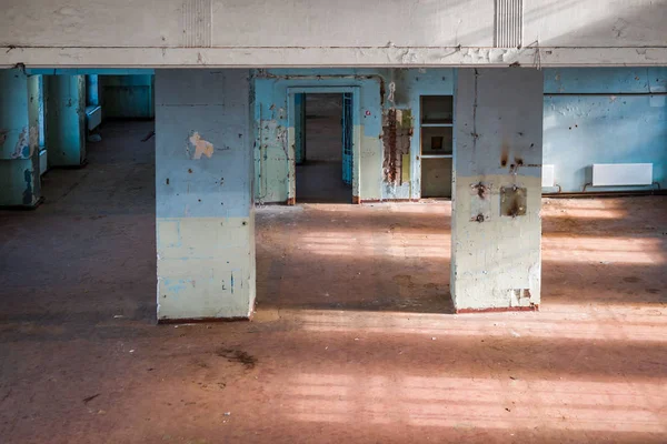 Altes Verlassenes Gebäude Der Sowjetischen Manufaktur Leerer Raum Mit Säulen — Stockfoto