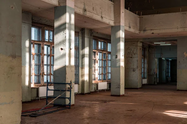Antiguo Edificio Abandonado Fábrica Soviética Habitación Vacía Con Columnas Luz —  Fotos de Stock