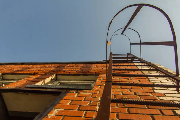 Die Treppe Zum Dach Des Alten Roten Backsteingebäudes Von Unten — Stockfoto