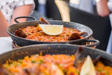 Lezzetli deniz ürünleri paella bir demir Pan. Pirinç, limon, midye, karides ve sebze