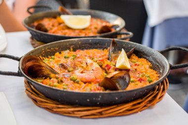 Lezzetli deniz ürünleri paella bir demir Pan. Pirinç, limon, midye, karides ve sebze