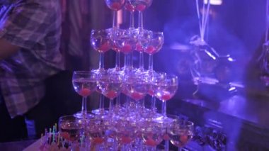 Piramit bir gece kulübünde bir partide şarap gözlük. Restoran, kafe