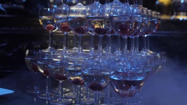 Pyramide Verres Vin Lors Une Fête Dans Une Boîte Nuit — Video