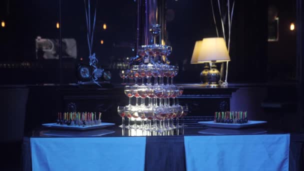 ナイトクラブのパーティーでワインのガラスのピラミッド レストラン カフェ — ストック動画