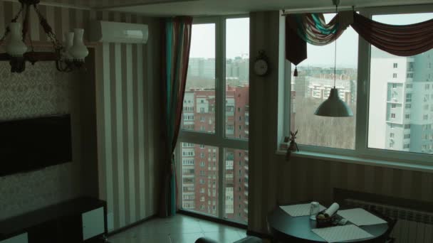 Poklatkowy Wewnątrz Mieszkania Świtu Zmierzchu Świetle Zmian Oknem — Wideo stockowe