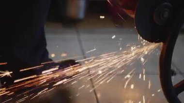 Asıl metal ürün bir açı öğütücü ile keser. Atölyede