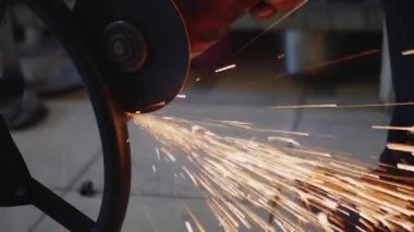 Asıl metal ürün bir açı öğütücü ile keser. Atölyede