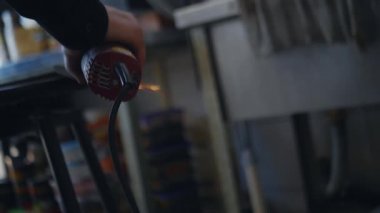 Asıl metal ürün bir açı öğütücü ile keser. Atölyede