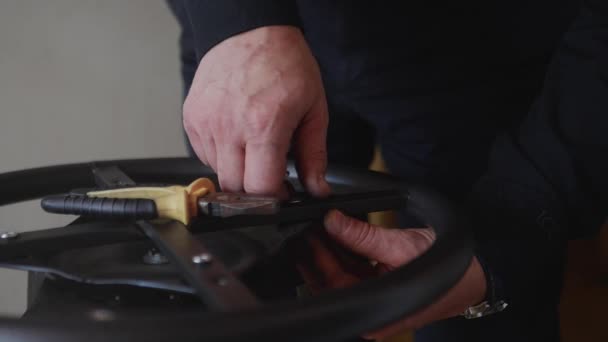 Master Reparaties Een Metalen Product Hand Tangen — Stockvideo