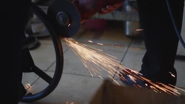 Master Cuts Metal Product Angle Grinder Workshop — Stock Video
