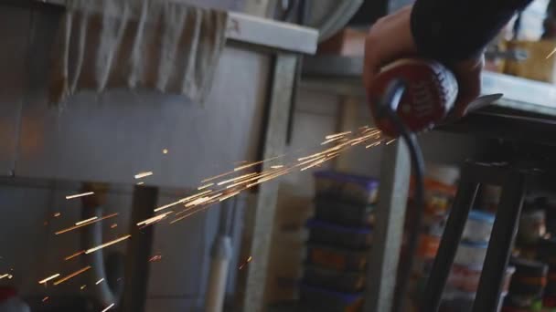 Kapitein Snijdt Een Metalen Product Met Een Haakse Slijper Workshop — Stockvideo