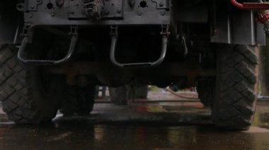 İtfaiye arabası suyla yangın söndürme üzerinde. Su sıçramasına. Slow Motion Video