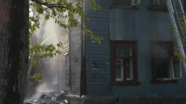 İtfaiye yangın söndürmek. Eski terk edilmiş ev yanıyor. Slow Motion Video