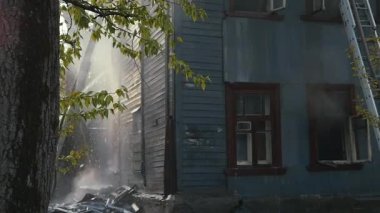 İtfaiye yangın söndürmek. Eski terk edilmiş ev yanıyor. Slow Motion Video