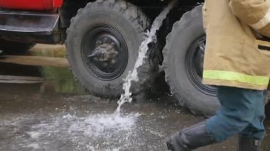 İtfaiye arabası suyla yangın söndürme üzerinde. Su sıçramasına. Slow Motion Video