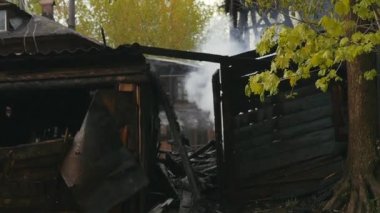 İtfaiye yangın söndürmek. Eski terk edilmiş ev yanıyor. Slow Motion Video