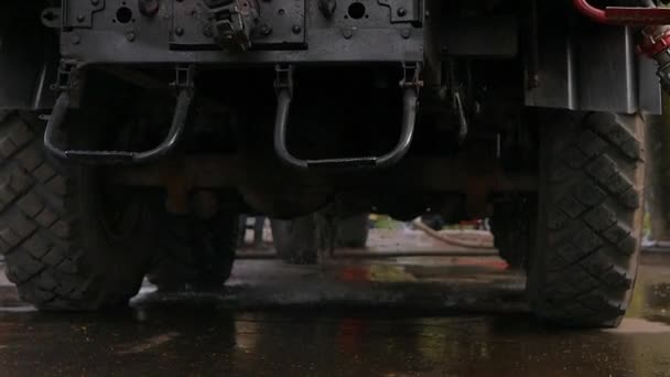 Camião Bombeiros Com Água Extinção Incêndios Espalhar Água Vídeo Câmera — Vídeo de Stock