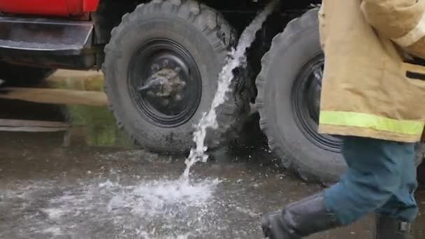 Camión Bomberos Con Agua Extinción Incendios Salpicando Agua Vídeo Cámara — Vídeos de Stock