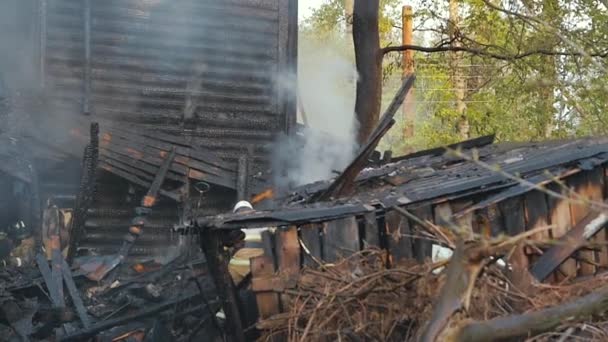 Feuerwehrleute Löschen Den Brand Brennendes Altes Verlassenes Haus Zeitlupenvideo — Stockvideo