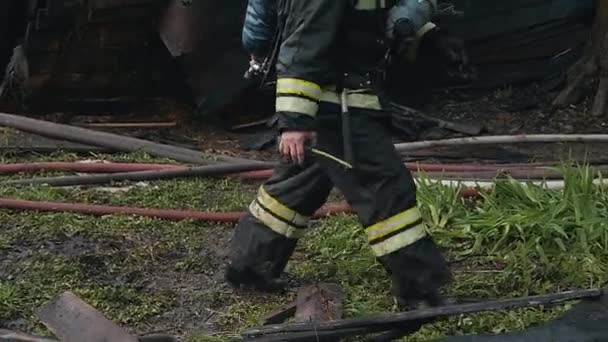 消防队员把火扑灭了 烧老废弃的房子 慢动作视频 — 图库视频影像