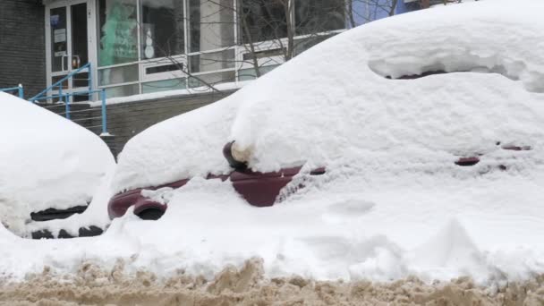 汽车在雪下 大量的雪几乎完全睡着了汽车 — 图库视频影像