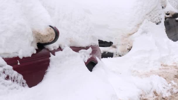 汽车在雪下 大量的雪几乎完全睡着了汽车 — 图库视频影像