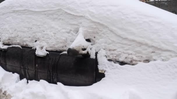 Coche Bajo Nieve Una Gran Cantidad Nieve Casi Por Completo — Vídeo de stock