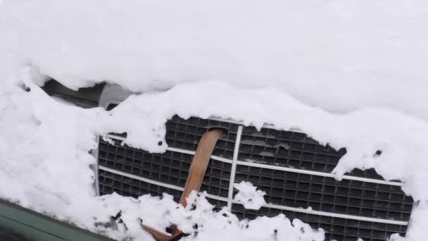 雪の中の車 大量の雪はほぼ完全に落ちた眠っている車 — ストック動画