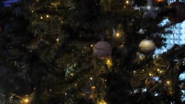 Sarı yanıp sönen ışıklar ile Noel ağacı. Gece kulübü partisi