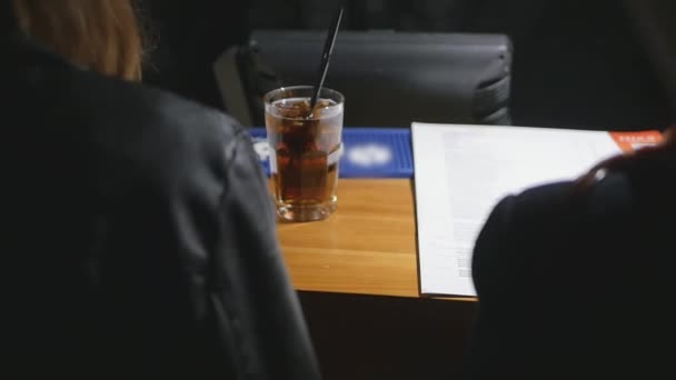 Bir Partide Deri Ceketli Bir Kız Barda Bir Kokteyl Sipariş — Stok video
