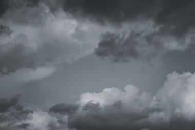 Şehrin üzerinde gökyüzünde fırtına bulutları. Kasırga önce gri kasvetli gökyüzü