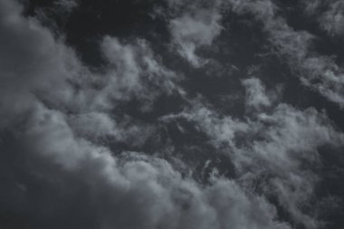 Şehrin üzerinde gökyüzünde fırtına bulutları. Kasırga önce gri kasvetli gökyüzü