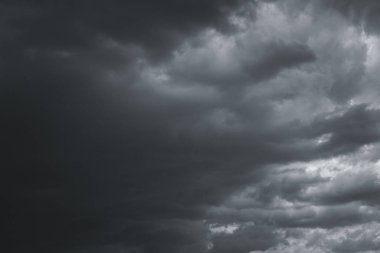 Şehrin üzerinde gökyüzünde fırtına bulutları. Kasırga önce gri kasvetli gökyüzü