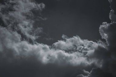 Şehrin üzerinde gökyüzünde fırtına bulutları. Kasırga önce gri kasvetli gökyüzü