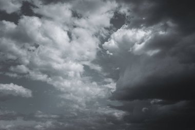 Şehrin üzerinde gökyüzünde fırtına bulutları. Kasırga önce gri kasvetli gökyüzü