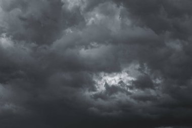 Şehrin üzerinde gökyüzünde fırtına bulutları. Kasırga önce gri kasvetli gökyüzü