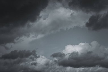 Şehrin üzerinde gökyüzünde fırtına bulutları. Kasırga önce gri kasvetli gökyüzü