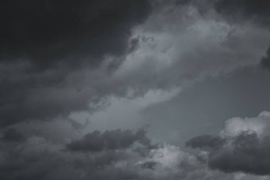 Şehrin üzerinde gökyüzünde fırtına bulutları. Kasırga önce gri kasvetli gökyüzü