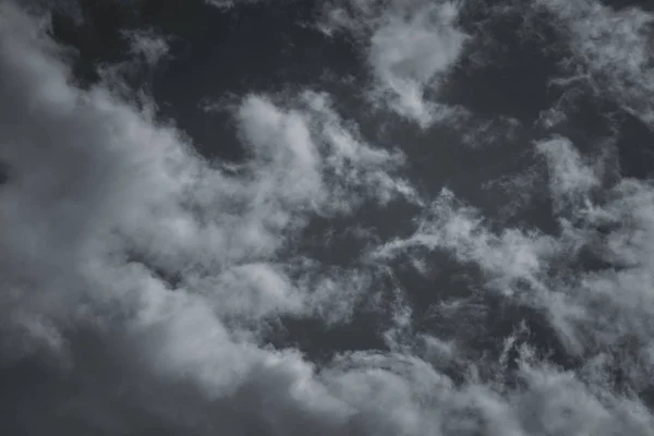 Nuvole di tempesta nel cielo sopra la città. Cielo grigio cupo prima dell'uragano — Foto Stock