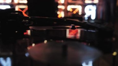 DJ vinil turntables çalış. Bir gece kulübü - bar. Vinil kaydı dönüyor.