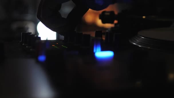 Legt Plattenspieler Auf Einer Nachtclub Bar Die Schallplatte Dreht Sich — Stockvideo