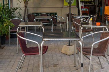 Açık masalar ile yaz sokak kafe. Yaya caddesinde kafe.