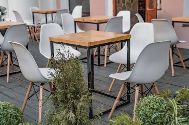 Açık masalar ile yaz sokak kafe. Yaya caddesinde kafe.