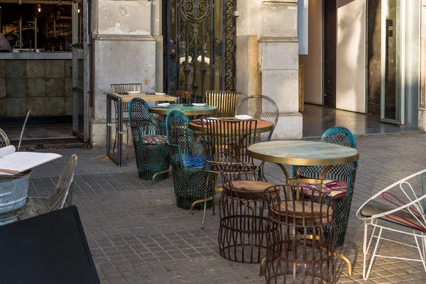 Café de rua de verão com mesas a céu aberto. Café na rua pedonal . — Fotografia de Stock