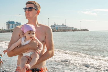 Babam ve kızı sahilde. deniz kıyısı, güneşli yaz günü